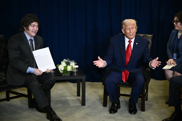 El presidente de Estados Unidos, Donald Trump, se reúne con el presidente de Argentina, Javier Milei, durante la Asamblea General de las Naciones Unidas en Nueva York, el 23 de septiembre de 2025. (Foto: Brendan SMIALOWSKI / AFP).