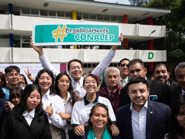 Los jóvenes son ejemplo de superación y vivir con virtudes; el secretario de Educación Pública, Mario Delgado, reconoció a ganadores de presea ICA.