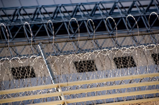 La Administración Trump mantiene casi 30.000 personas en los centros de detención de inmigrantes en todo el país. En su gran mayoría estas personas no están acusadas ni han sido condenadas por delitos, y podrían salir bajo libertad supervisada hasta que les llegue la fecha de una audiencia en los tribunales de migración. EFE/Etienne Laurent/Archivo