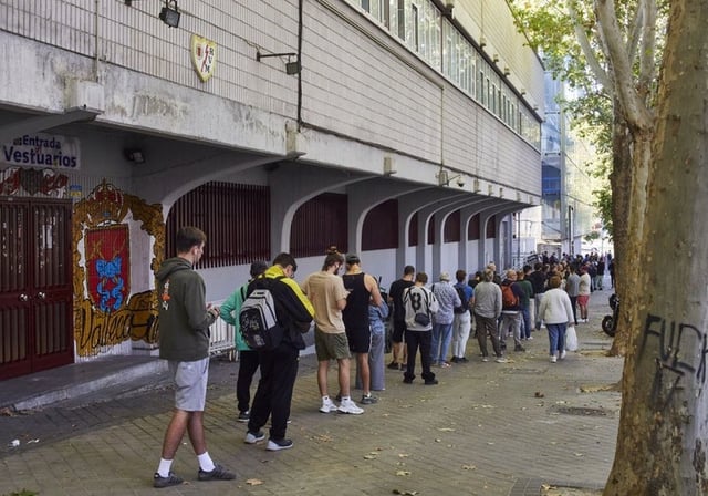 Largas colas para sacar una entrada en taquilla, ayer miércoles
