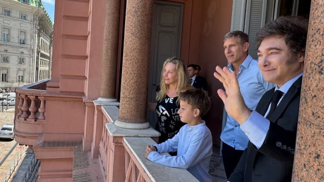 El ex futbolista fue recibido en Casa Rosada por el mandatario. (Foto: NA)