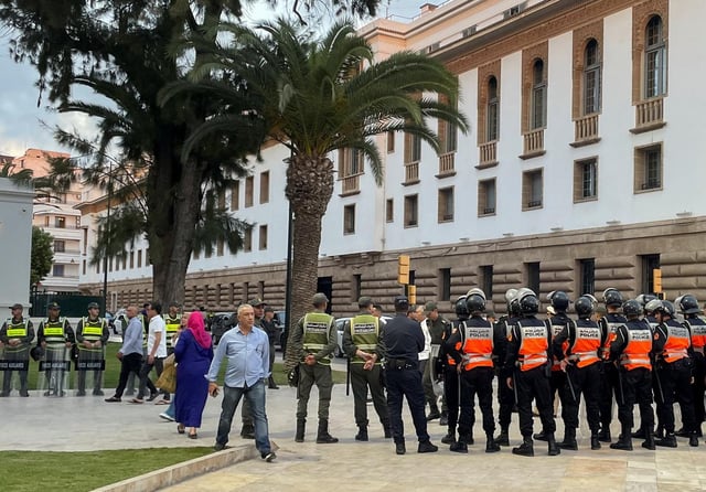 Des agents de sécurité anti-émeute se tiennent en garde près du parlement, pour empêcher une manifestation réclamant de meilleurs services de santé et d’éducation, à Rabat, le 27 septembre 2025.