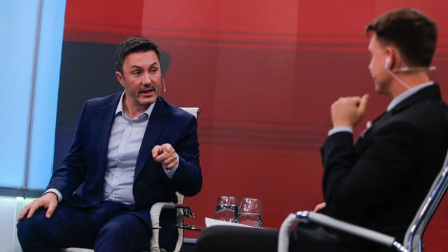 Luis Petri, ministro de Defensa, junto al periodista Julián Imazio.