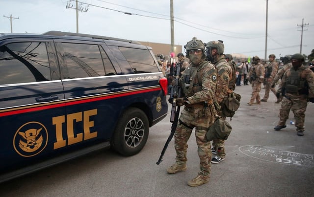 Agentes del Servicio de Inmigración y Control de Aduanas (ICE) armados se reúnen afuera de un centro de procesamiento de ICE durante una protesta en Broadview, Illinois, el 19 de septiembre de 2025. (Foto de OCTAVIO JONES / AFP)