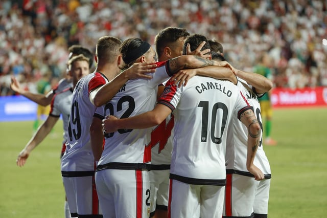 El delantero del Sergio Camello celebra con sus compañeros tras marcar el segundo gol ante el Neman.