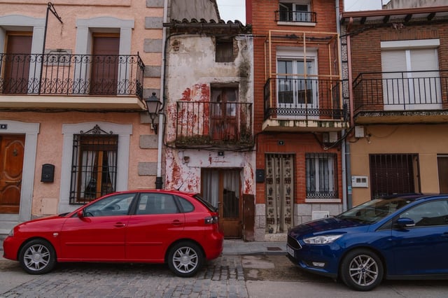 Constraste de casas viejas con casas nuevas en Cenicientos.
