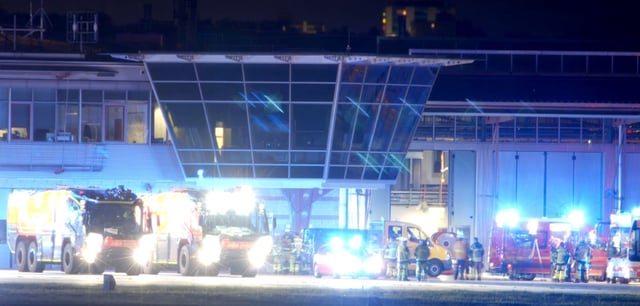 Notbeleuchtung vor dem dunklen Stuttgarter Flughafen