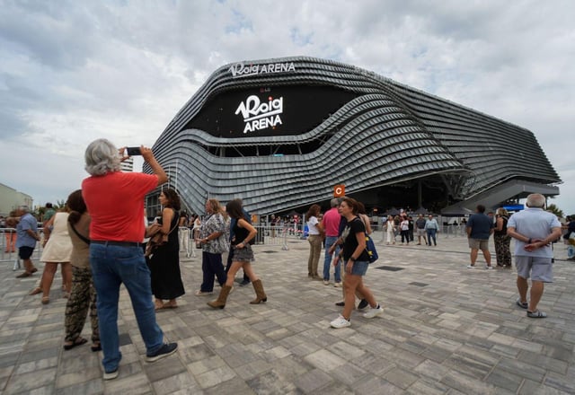 Un hombre fotografía el Roig Arena, que hoy se inaugura para el baloncesto.  | JORGE GIL/EUROPA PRESS