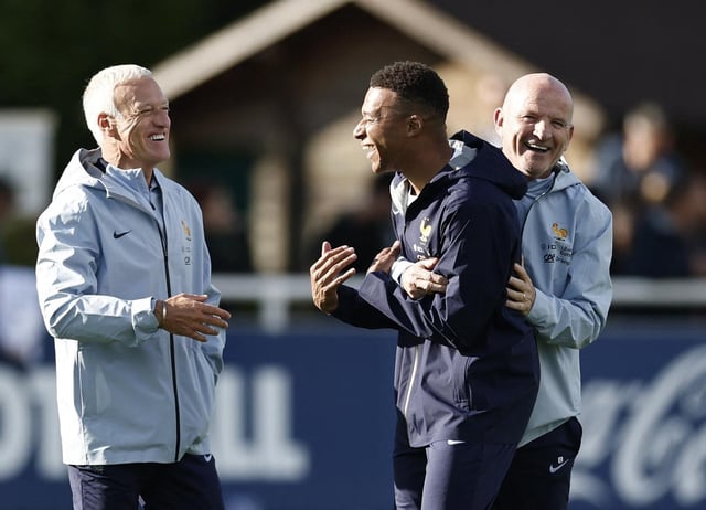 Didier Deschamps en discussion avec Kylian Mbappé et Guy Stéphan à Clairefontaine.