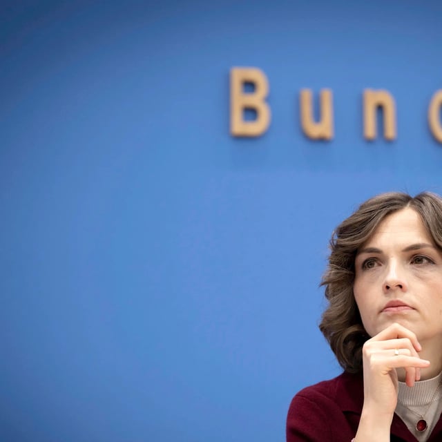 Die Einheit ist auf derart gutem Weg, dass man wenigstens das Amt der „Ostbeauftragten“ endlich abschaffen sollte (und den Soli gleich mit). Die aktuelle Amtsinhaberin heißt Elisabeth Kaiser
