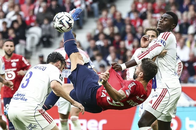 Olivier Giroud dans ses oeuvres lors du match de L1 perdu par Lille à domicile contre Lyon (0-1) le 28 septembre 2025 au stade Pierre-Mauroy de Villeneuve-d'Ascq en France
