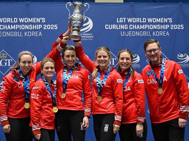  Canada’s Rachel Homan, from left, Tracy Fleury, Emma Miskew, Sarah Wilkes, Rachel Brown and coach Viktor Kjell pose after winning the world championship in Uijeongbu, South Korea, onMarch 23, 2025.