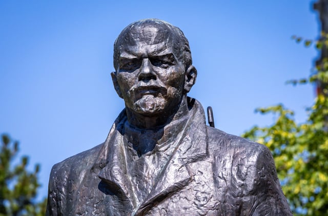 Die umstrittene Statue bleibt stehen.