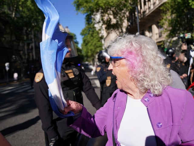 Marcha de los miércoles Jubilados frente al Congreso 
Fotos Emmanuel Fernández - FTP CLARIN EMA01952.JPG Z EFernandz Efernandez