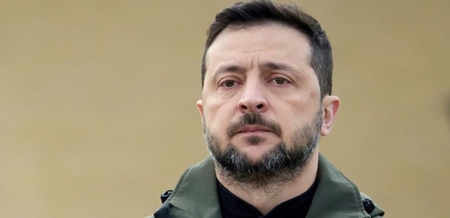 Le président ukrainien Volodymyr Zelensky assistant à une cérémonie marquant la Journée des défenseurs, une fête rendant hommage aux anciens combattants et aux membres tombés au combat des Forces armées ukrainiennes, à Kiev, le 1er octobre 2025