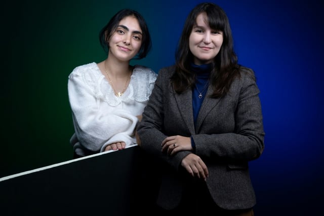 Tala Albanna, Palestinienne de Gaza, à gauche, et Michelle Amzalak, Israélienne, à droite, à Paris le 30 septembre 2025
