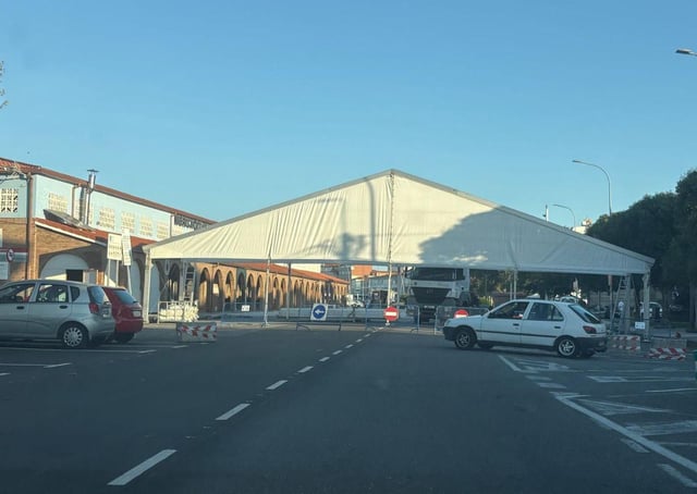 Vista del montaje de la infraestructura de la fiesta de hace unos días. |  FdV