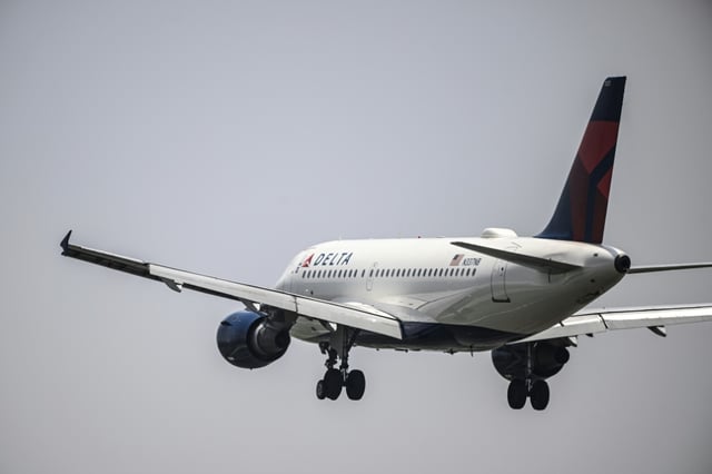 Bei einem Zusammenstoß zweier Flugzeuge auf dem Flughafen LaGuardia in New York sind zwei Menschen verletzt worden. Der Unfall ereignete sich am Mittwochabend, als eine landende Maschine mit einem startenden Flugzeug kollidierte.