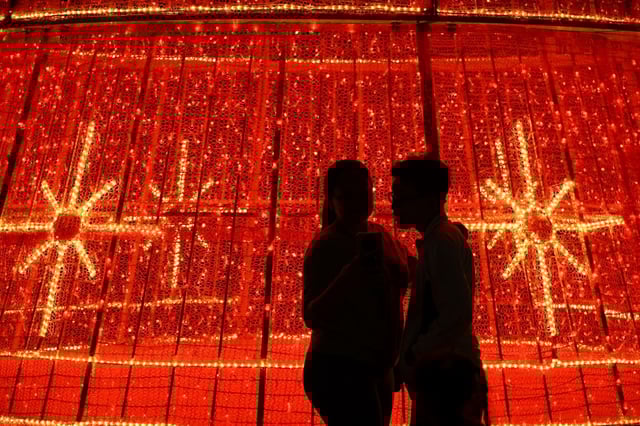 Un couple devant les décorations de Noël à Caracas, au Vénézuela, le 1er octobre 2025