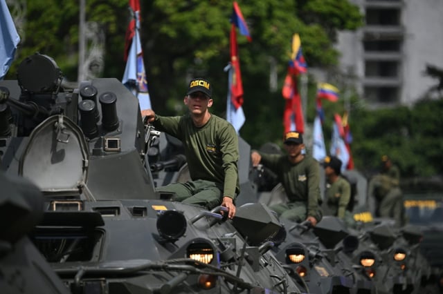 Des soldats vénéuéliens participent à un déploiement militaire en soutien au président du Venezuela, Nicolas Maduro, sur l'avenue Bolívar à Caracas, le 23 septembre 2025