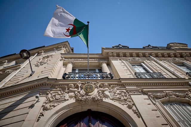 Le drapeau algérien flottant à l’ambassade d’Algérie à Paris le 14 mai 2025.