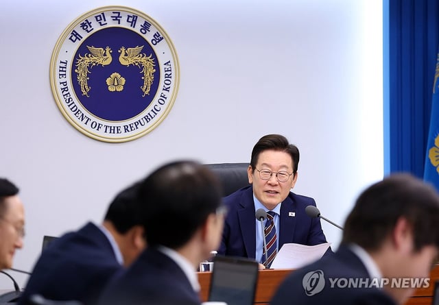 President Lee Jae Myung speaks during a meeting with senior aides at the presidential office in Seoul on Oct. 2, 2025. (Yonhap) 