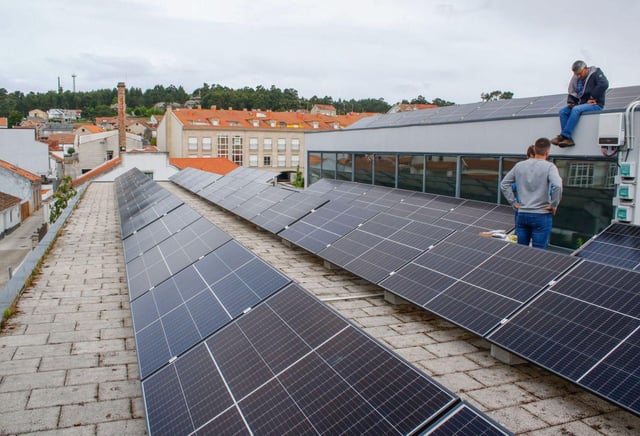 El Consistorio de A Illa ya tiene instalados algunos paneles solares. |  Iñaki Abella