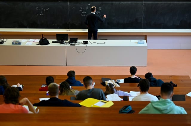 Die Zahl der Beschäftigten an Hochschulen und Universitätskliniken ist 2024 gestiegen. Der Zuwachs um 1,7 Prozent beschränkte sich fast ausschließlich auf die Bereiche Verwaltung, Bibliothek, technischer Dienst und Pflegedienst.
