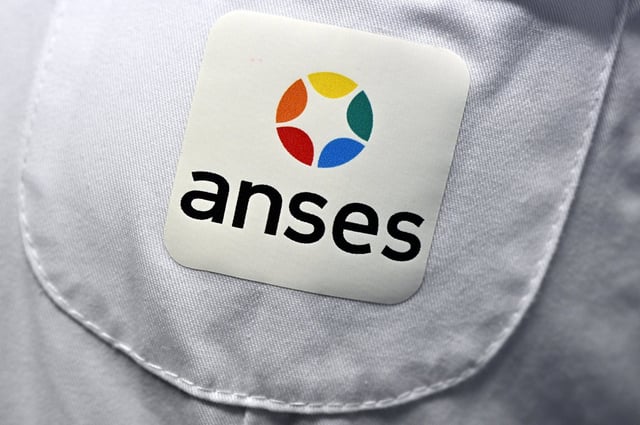 L'Agence nationale de sécurité sanitaire de l'alimentation, de l'environnement et du travail (Anses) met en garde dans un rapport publié le 2 octobre sur les risques pour l’environnement de l’octocrylène, un composant présent dans certaines crèmes solaires et produits cosmétiques. 
