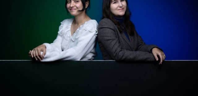 Tala Albanna, Palestinienne de Gaza, à gauche, et Michelle Amzalak, Israélienne, à droite, à Paris le 30 septembre 2025