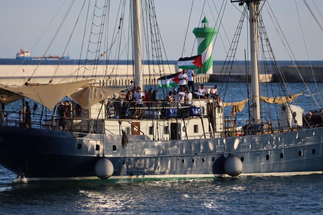 Barcelo de la flotilla de ayuda humanitaria para Gaza interceptada, antes de su salida desde Barcelona.