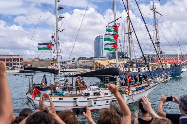 Salida de la Global Sumud Flotilla desde el Moll de la Fusta del Puerto de Barcelona rumbo a la Franja de Gaza, con el propósito de romper el bloqueo marítimo de Israel y llevar ayuda humanitaria a dicho enclave palestino. Entre los participantes, la activista Greta Thunberg, los actores Susan Sarandon y Liam Cunningham y la exalcaldesa Ada Colau. PARTIDA. BARCOS. FLOTILLA INTERNACIONAL