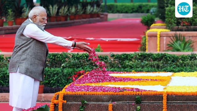 Prime Minister Narendra Modi paid floral tributes to former PM Lal Bahadur Shastri at Vijay Ghat on his birth anniversary.