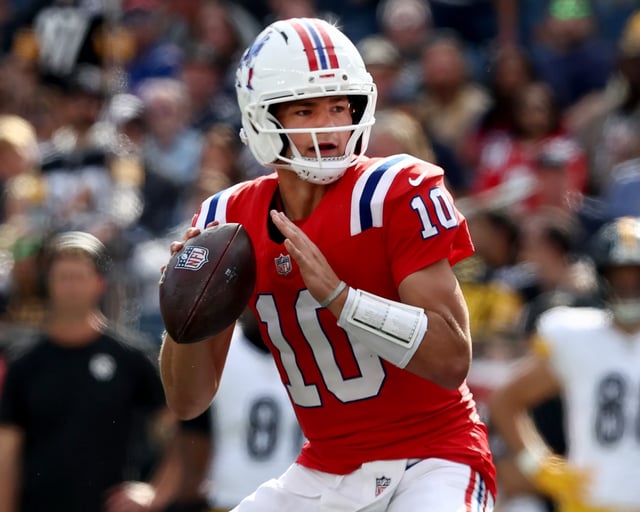 Foxboro, MA - New England Patriots quarterback Drake Maye sets up for a pass during the fourth quarter of the game at Gillette Stadium. (Nancy Lane/Boston Herald)