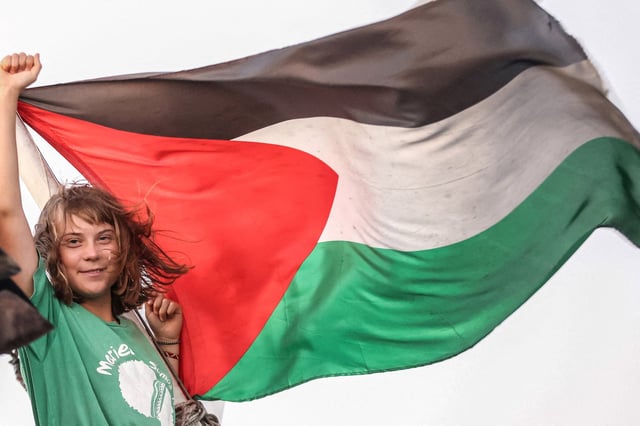 Mit palästinensischer Flagge und großer Vorfreude stach Greta Thunberg Ende August in Barcelona in See