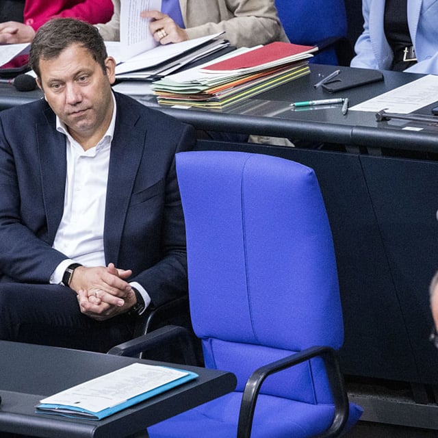 Die Haushaltsdebatte im Bundestag war von deutlichen politischen Spannungen innerhalb der Regierungskoalition geprägt. Bundeskanzler Friedrich Merz und Vizekanzler sowie Finanzminister Lars Klingbeil standen im Zentrum der Auseinandersetzungen. Die Diskussionen zeigten, wie schwierig es ist, in einem politisch aufgeladenen Umfeld einen tragfähigen Kompromiss zu finden.