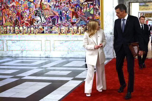 El presidente del Gobierno, Pedro Sánchez, conversa con la presidenta de Italia, Giorgia Meloni, a su llegada a la cena tras la Reunión Informal de Jefes de Estado y Gobierno de la UE, en Copenhague (Dinamarca).