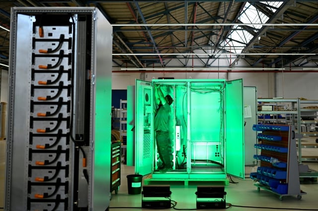Batteriespeicher spielen nach Einschätzung der Solarwirtschaft eine zentrale Rolle bei der Transformation des Energiesystems in Deutschland. Nötig sei deshalb ein verbindliches Ausbauziel bis 2030, forderte der Bundesverband Solarwirtschaft.