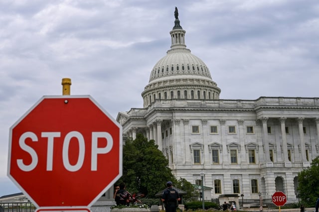Die US-Regierung hat das Ende von über 200 Energieprojekten angekündigt. Das Energieministerium erklärte, dass die Anlagen für erneuerbare Energien nicht effizient genug seien "und keine positive Rendite für die Investition von Steuergeldern bieten".