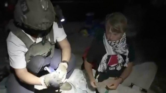 Aktivistin Greta Thunberg und ein Soldat während der Festsetzung der Hilfsflotte.