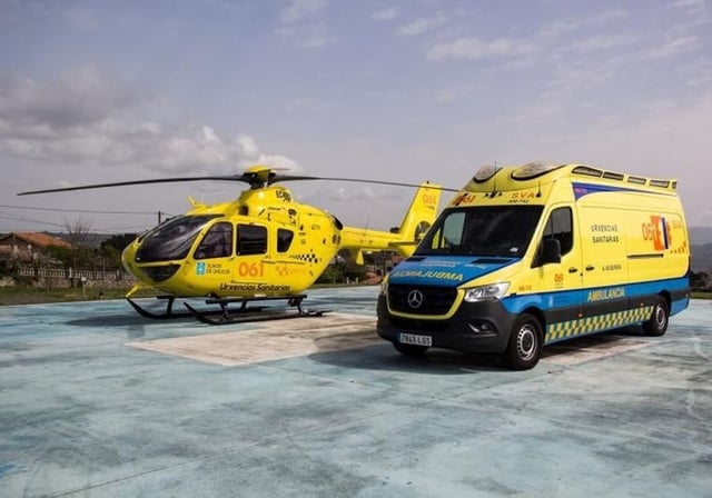 Un helicóptero medicalizado y una ambulancia del 061, en una imagen de archivo