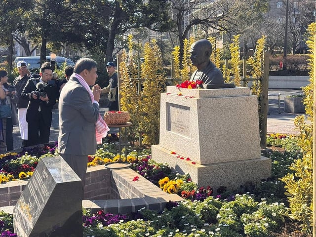 CM Himanta Biswa Sarma Pays Tribute to Mahatma Gandhi on Gandhi Jayanti
