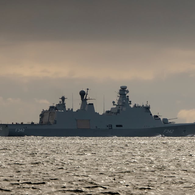 Ein dänisches Kriegsschiff patrouilliert vor der Küste, nachdem es im Land zu Drohnensichtungen kam.