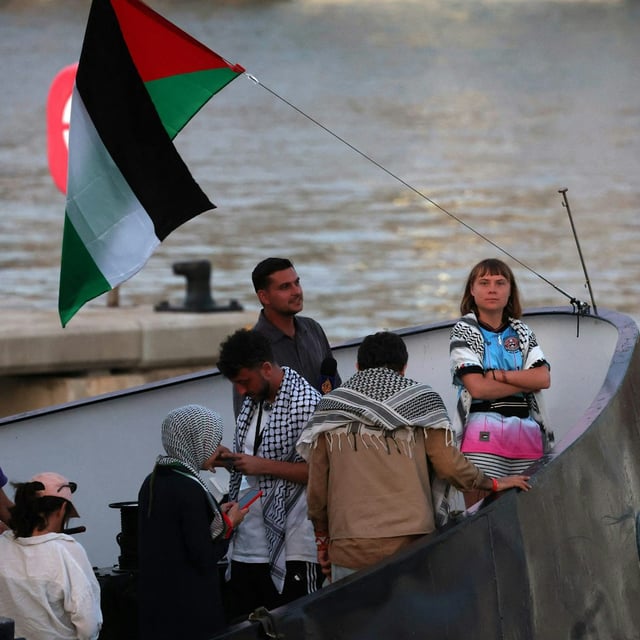 Die schwedische Aktivistin Greta Thunberg an Bord eines Schiffes bei einem früheren Hilfseinsatz.