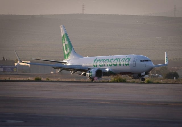 Un avión procedente de Amsterdam aterriza en el aeropuerto de Granada-Jaén