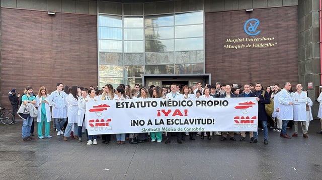 Concentración contra el Estatuto Marco en el Hospital Valdecilla (Santander)