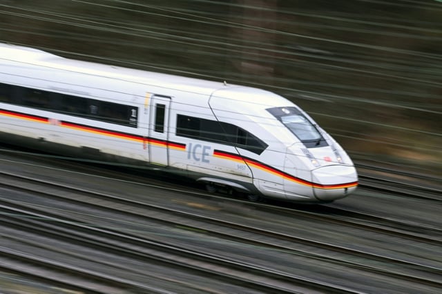Offenbar aus Frust über seine aufgeflogene Schwarzfahrt hat ein Mann im ICE zwischen Berlin und München eine Vollbremsung ausgelöst. Der 22-Jährige betätigte bei einer Geschwindigkeit von 280 Kilometern pro Stunde die Notbremse.