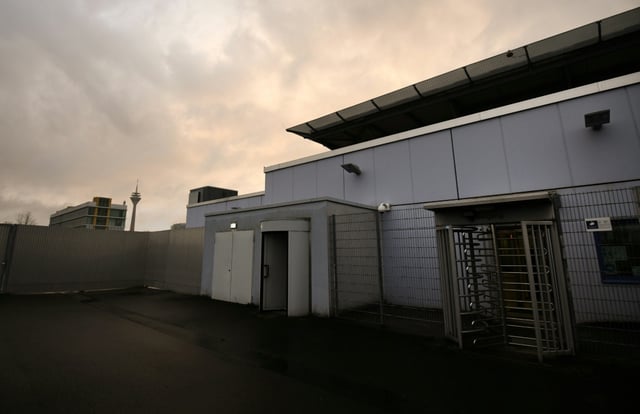Vor dem Oberlandesgericht Düsseldorf hat der Prozess gegen einen Iraker begonnen, der im Irak anderthalb Jahre lang für den IS gekämpft haben soll. Das Gericht setzte Termine bis Anfang Dezember an.
