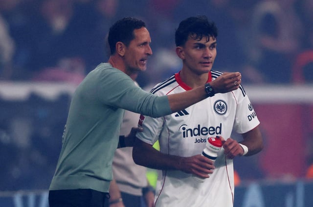 Soccer Football - Bundesliga - Bayer Leverkusen v Eintracht Frankfurt - BayArena, Leverkusen, Germany - September 12, 2025 Eintracht Frankfurt's Can Uzun with coach Dino Toppmoller after scoring their first goal REUTERS/Thilo Schmuelgen/File Photo