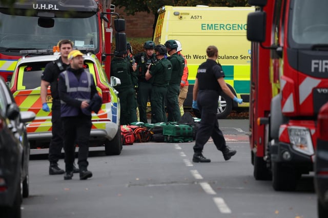 Le personnel d’urgence travaille sur les lieux à la suite d’un incident devant une synagogue dans le nord de Manchester, en Grande-Bretagne, le 2 octobre 2025.